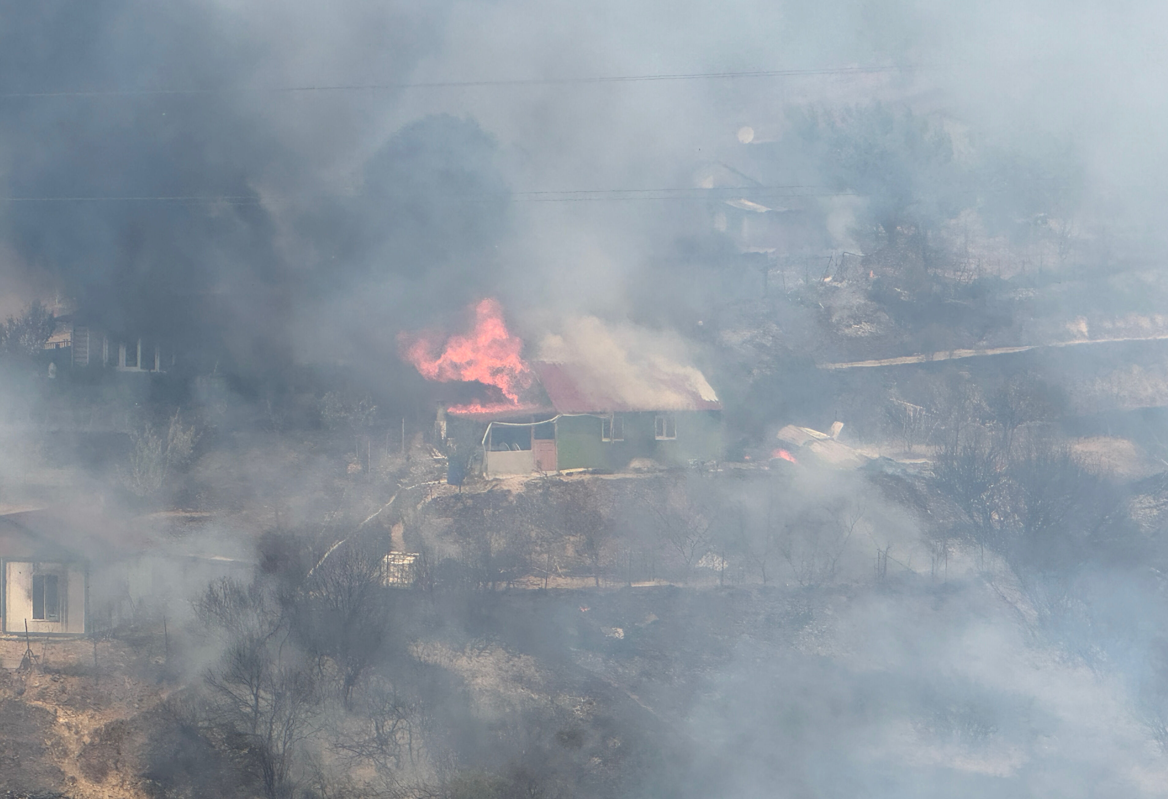 Kocaeli'nde orman yangını evlere sıçradı! Alevlerle mücadele başladı - 1. Resim