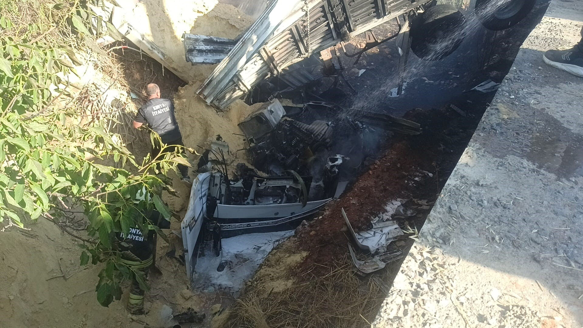 Konya'da tır ve otomobil çarpıştı! Korkunç kazada can kayıpları var - 2. Resim