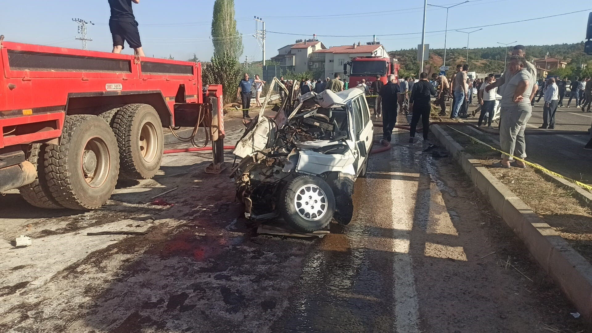 Konya'da tır ve otomobil çarpıştı! Korkunç kazada can kayıpları var - 1. Resim