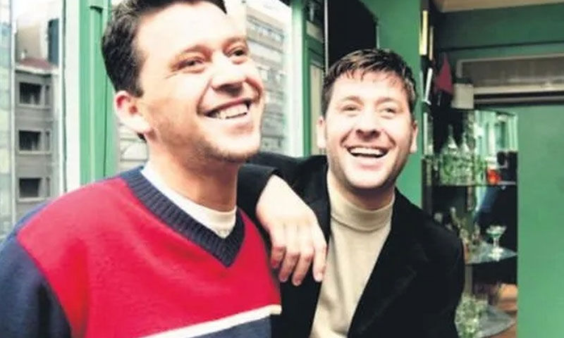 Metin Şent&uuml;rk&rsquo;ten kardeşine son g&ouml;rev! Cenazede ayakta durmakta g&uuml;&ccedil;l&uuml;k &ccedil;ekti - 2. Resim