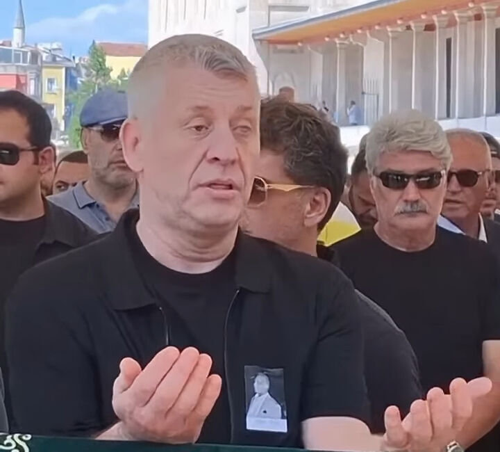 Metin Şent&uuml;rk&rsquo;ten kardeşine son g&ouml;rev! Cenazede ayakta durmakta g&uuml;&ccedil;l&uuml;k &ccedil;ekti - 4. Resim