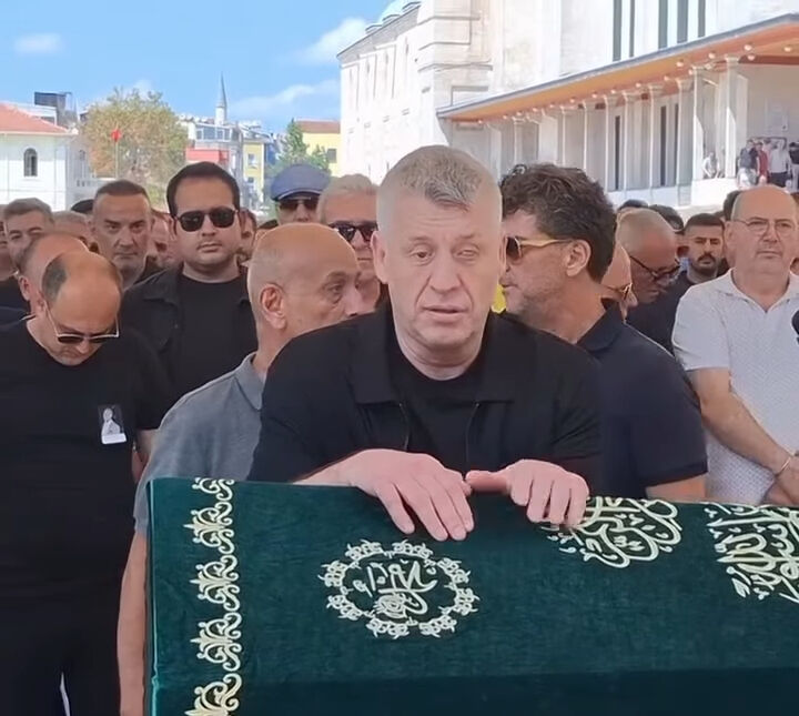 Metin Şent&uuml;rk&rsquo;ten kardeşine son g&ouml;rev! Cenazede ayakta durmakta g&uuml;&ccedil;l&uuml;k &ccedil;ekti - 3. Resim