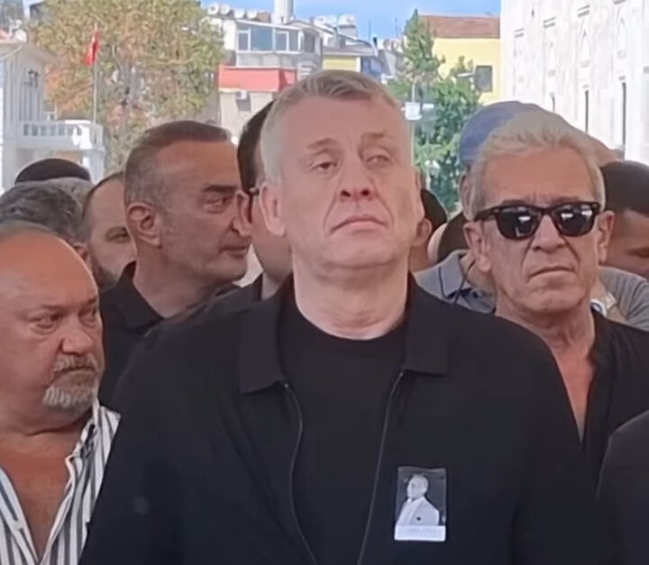 Metin Şent&uuml;rk&rsquo;ten kardeşine son g&ouml;rev! Cenazede ayakta durmakta g&uuml;&ccedil;l&uuml;k &ccedil;ekti - 5. Resim