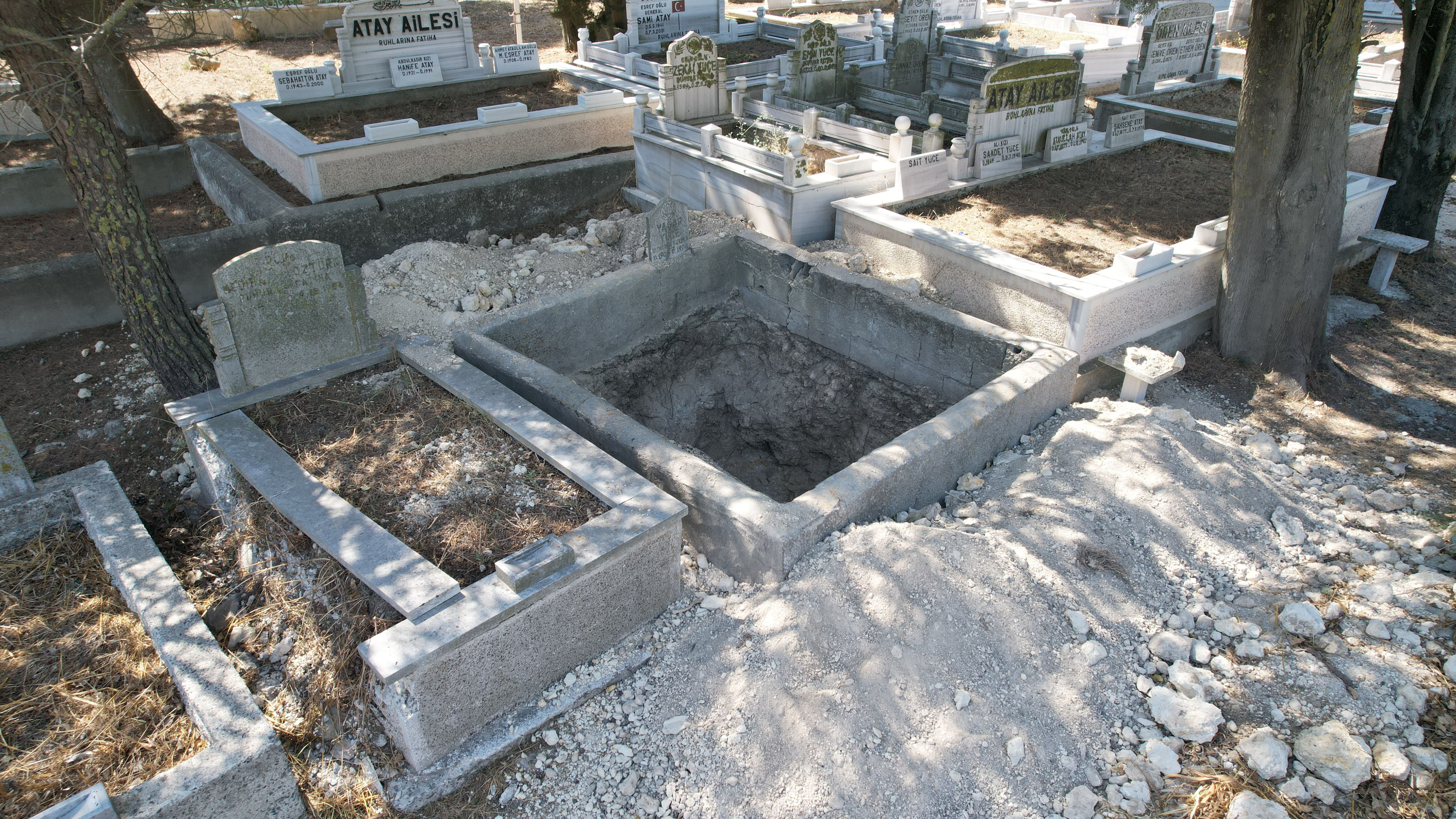 Mezarlıkta korkunç manzara! Bir cümle yüzünden ölüye de rahat vermediler - 2. Resim