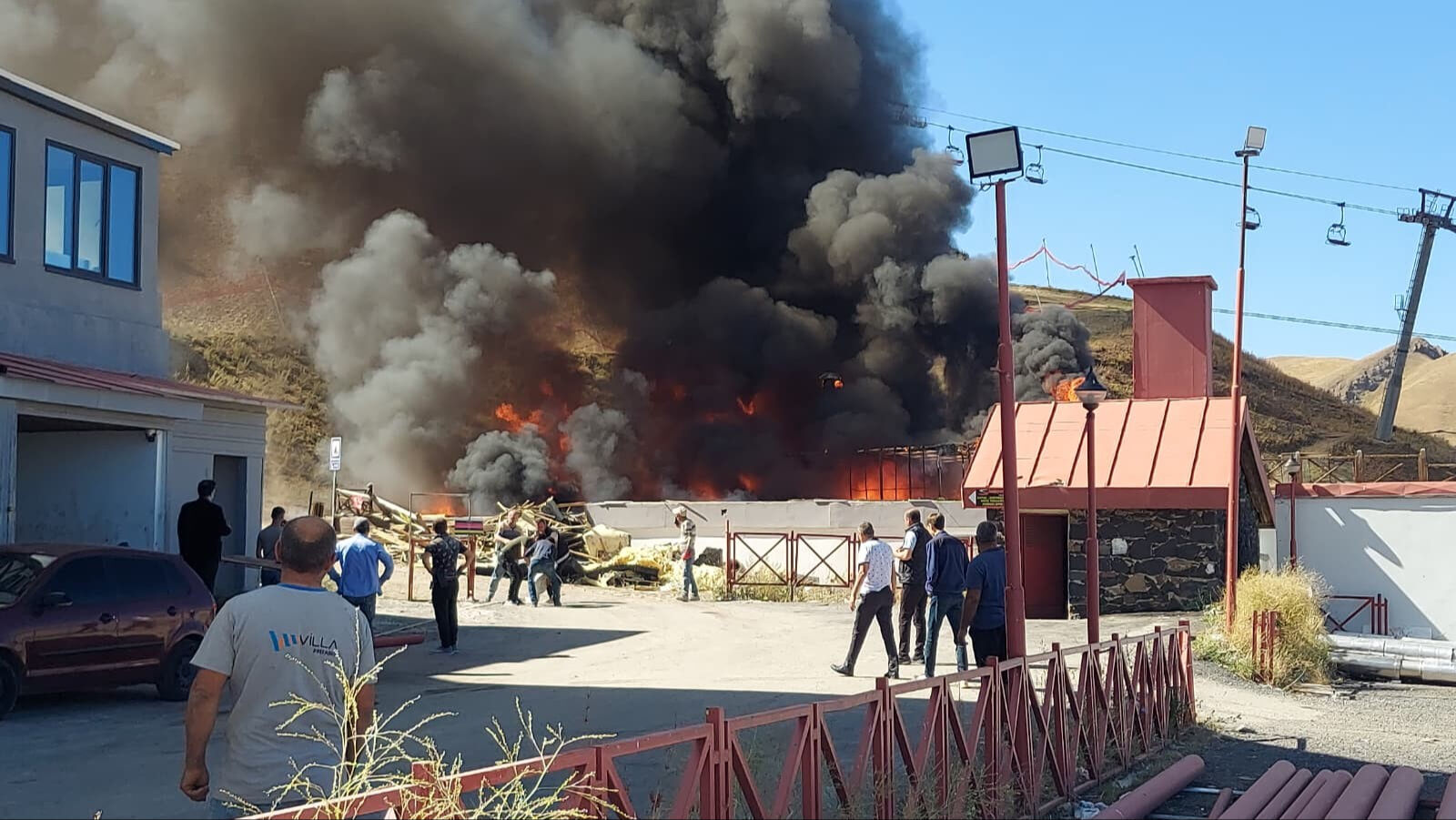 Palandöken Kayak Merkezi'ndeki yangın! Seferber oldular - 2. Resim