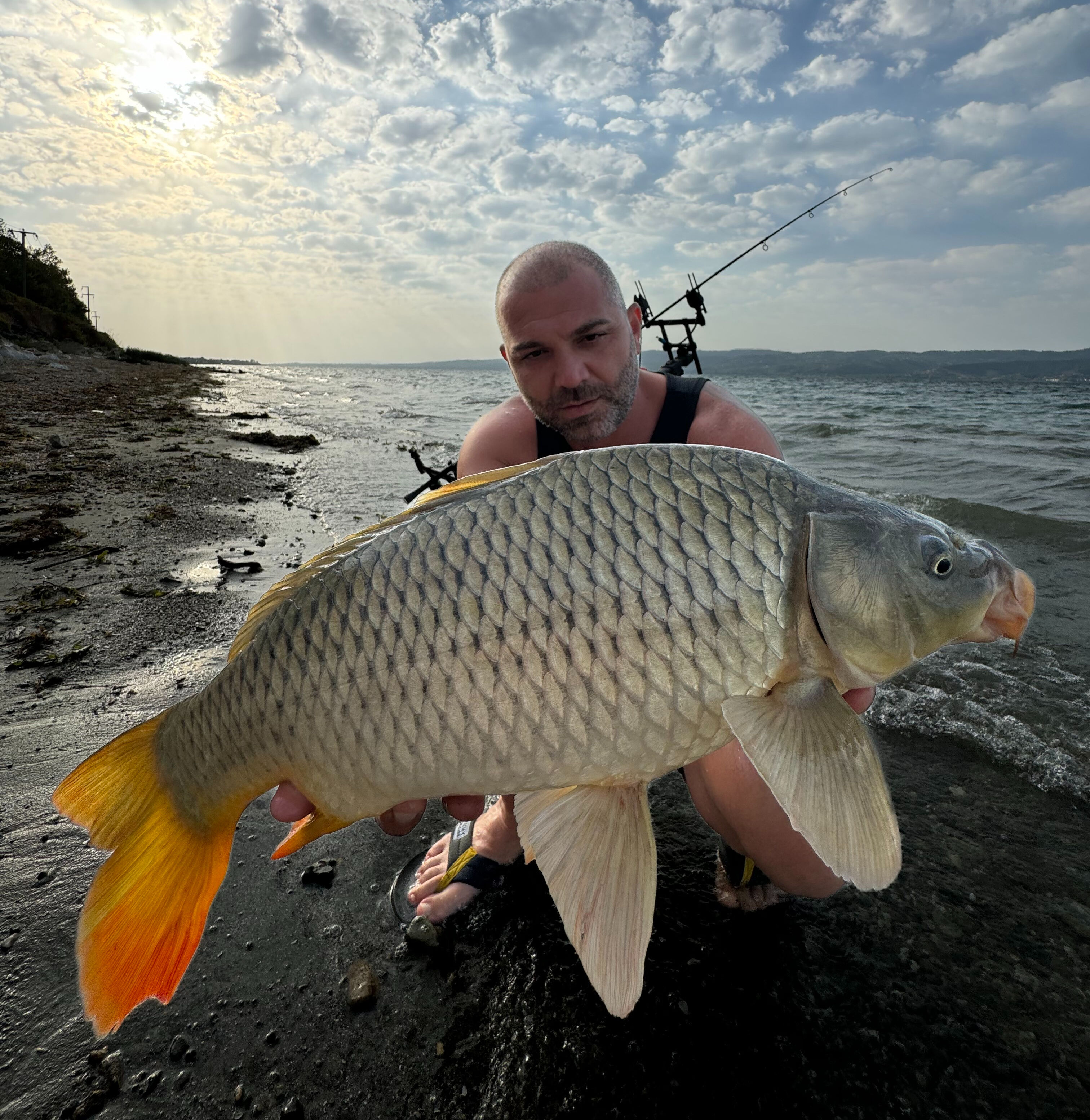 Sapanca G&ouml;l&uuml;'nde 17 tane yakaladı, &ouml;p&uuml;p suya geri bıraktı - 3. Resim