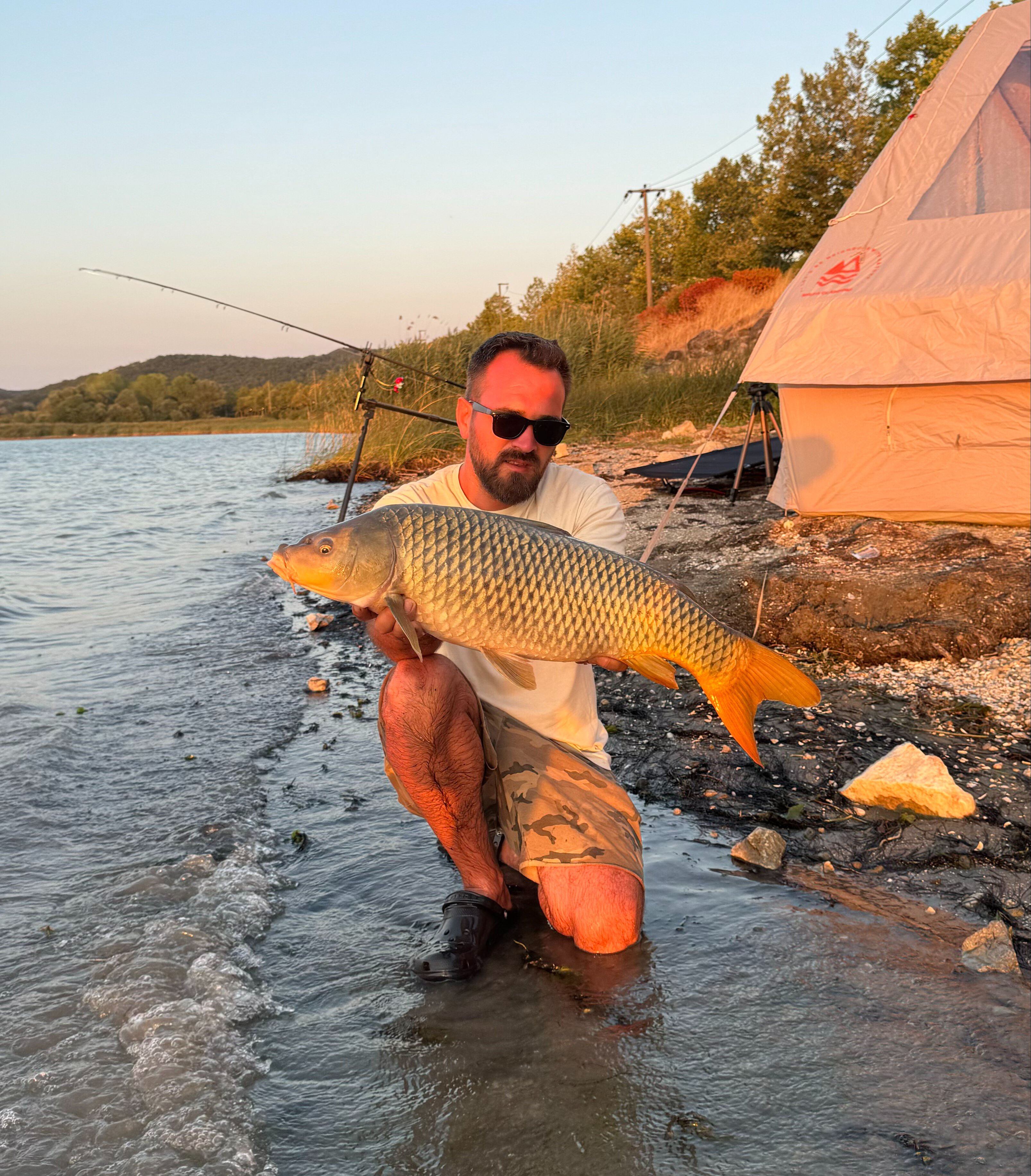 Sapanca G&ouml;l&uuml;'nde 17 tane yakaladı, &ouml;p&uuml;p suya geri bıraktı - 2. Resim