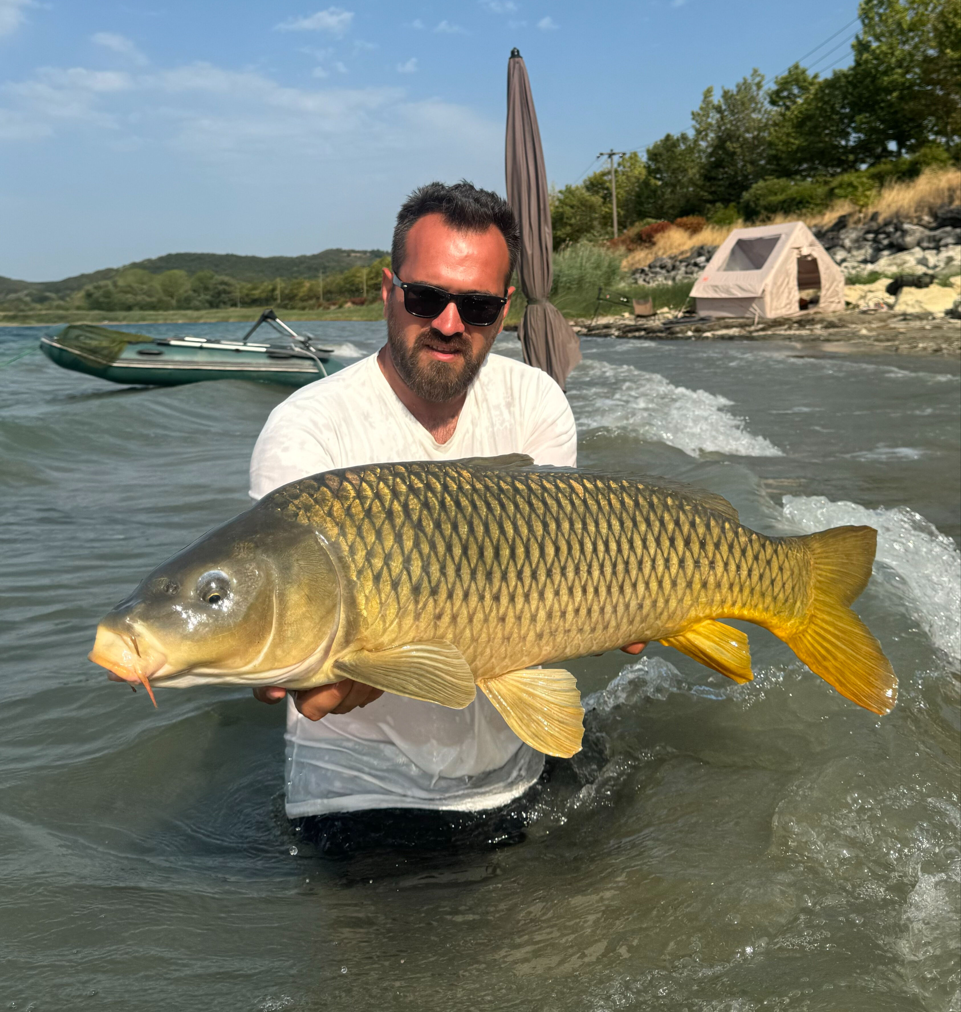 Sapanca G&ouml;l&uuml;'nde 17 tane yakaladı, &ouml;p&uuml;p suya geri bıraktı - 1. Resim