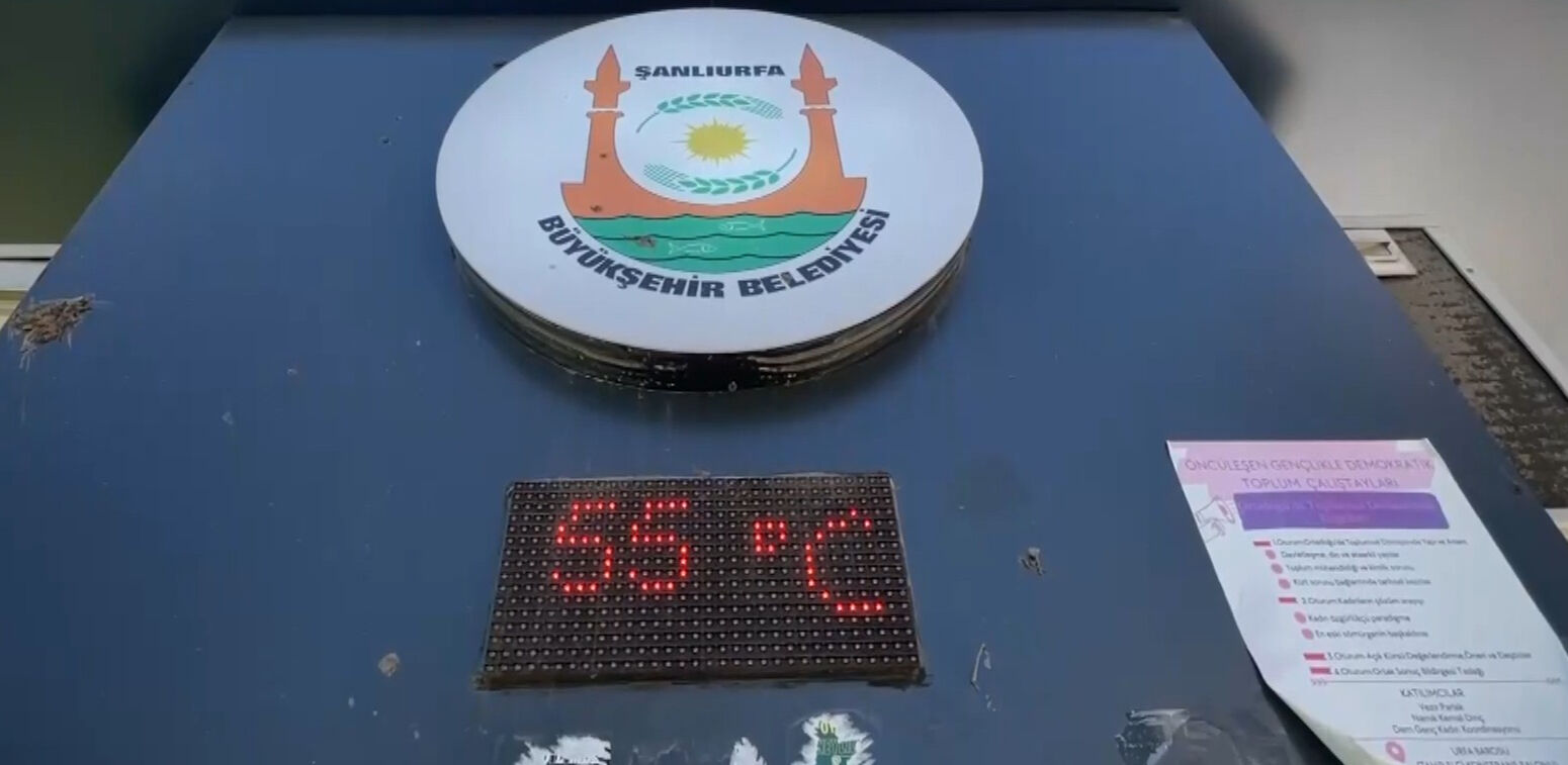 Sıcaktan kavruluyorlar! Bir kentimizde termometreler 55 dereceyi gördü Sıcaktan kavruluyorlar! Bir kentimizde termometreler 55 dereceyi gördü - 1. Resim