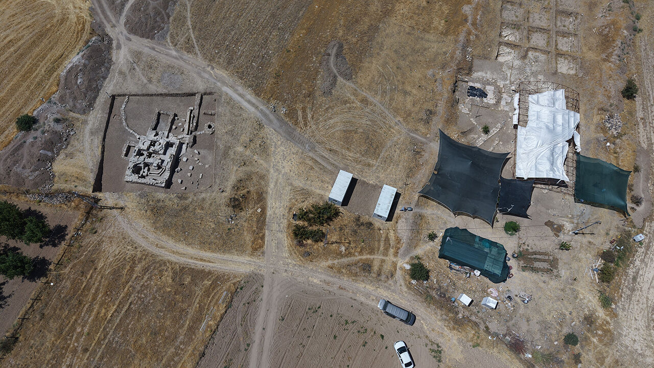 Tarlaya ağaç dikerken bulundu! 1700 yıllık tarihi binada alttan ısıtmalı sistem çıktı - 1. Resim