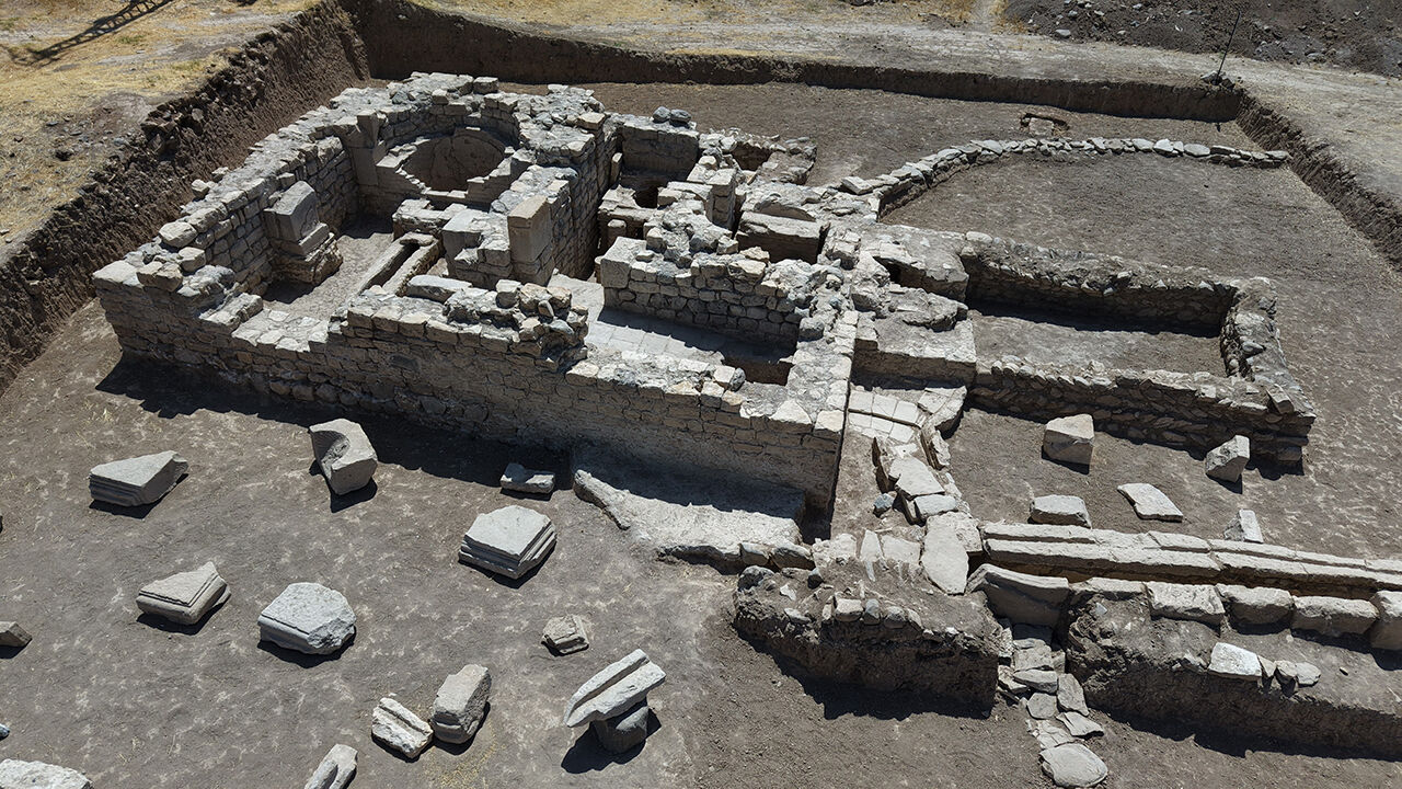 Tarlaya ağaç dikerken bulundu! 1700 yıllık tarihi binada alttan ısıtmalı sistem çıktı - 7. Resim