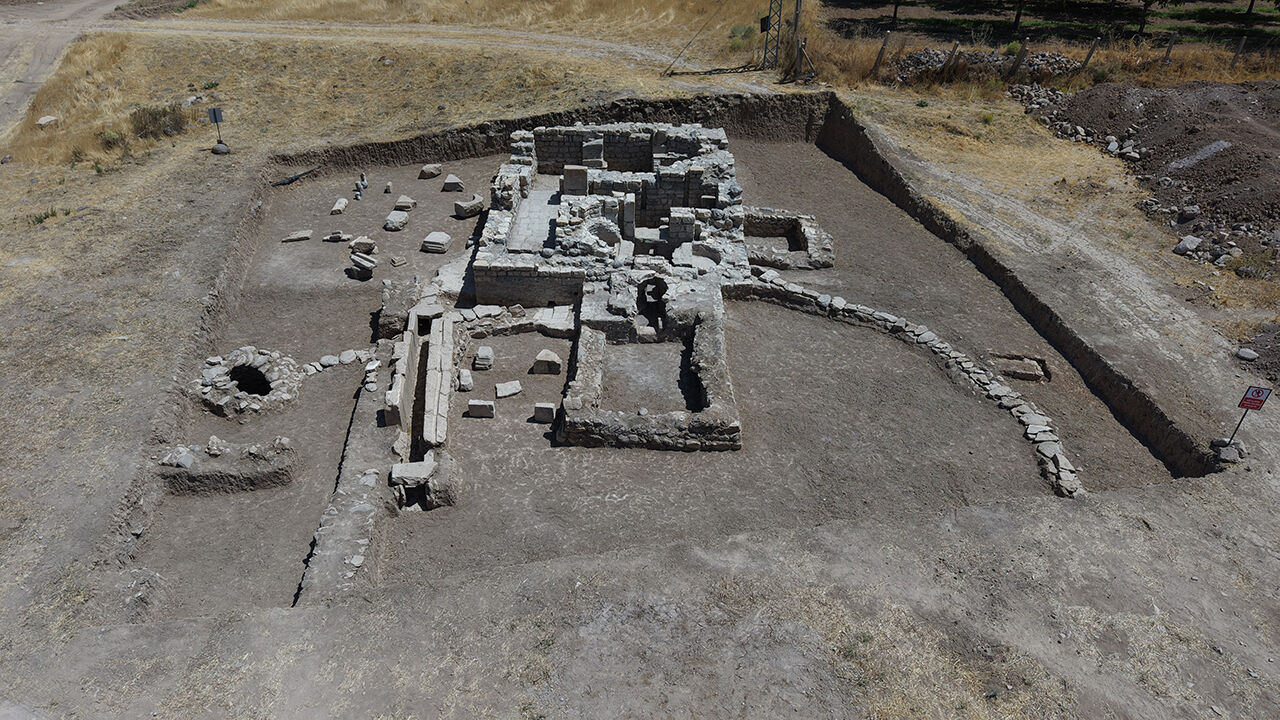 Tarlaya ağaç dikerken bulundu! 1700 yıllık tarihi binada alttan ısıtmalı sistem çıktı - 9. Resim