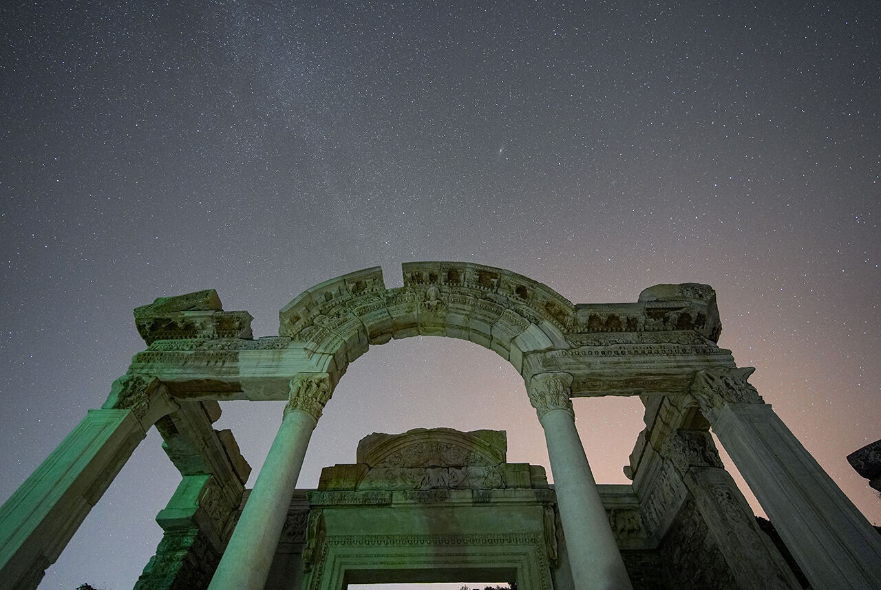 Turistler onu görebilmek için kilometrelerce yol gidiyor! Efes yıldızlarla buluştu, ünlü kütüphane hayran kaldı - 2. Resim