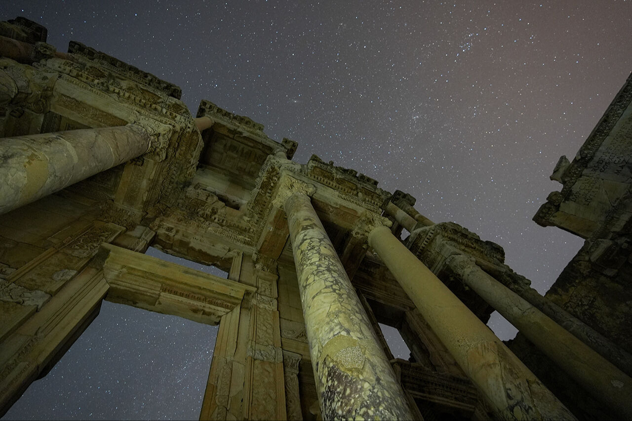 Turistler onu görebilmek için kilometrelerce yol gidiyor! Efes yıldızlarla buluştu, ünlü kütüphane hayran kaldı - 1. Resim