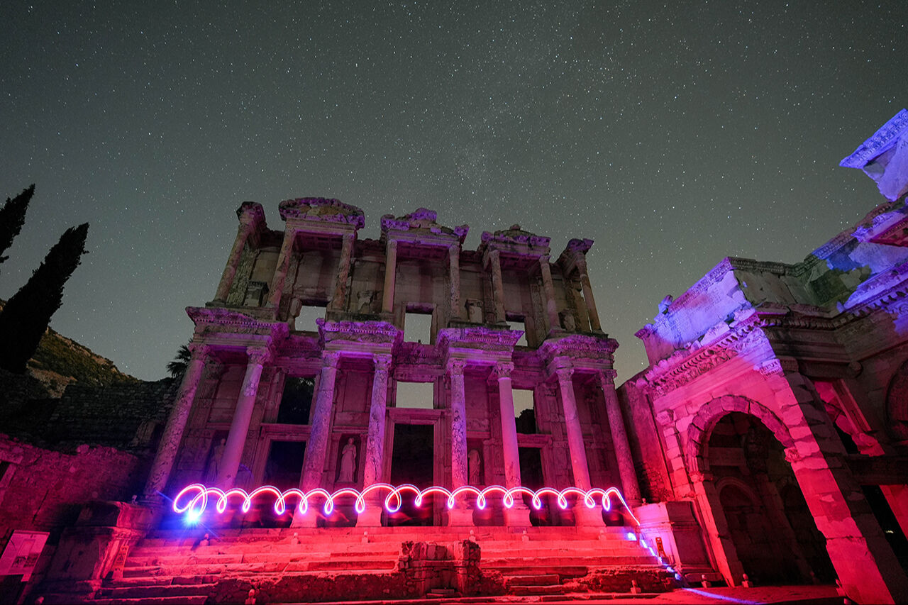 Turistler onu görebilmek için kilometrelerce yol gidiyor! Efes yıldızlarla buluştu, ünlü kütüphane hayran kaldı - 8. Resim