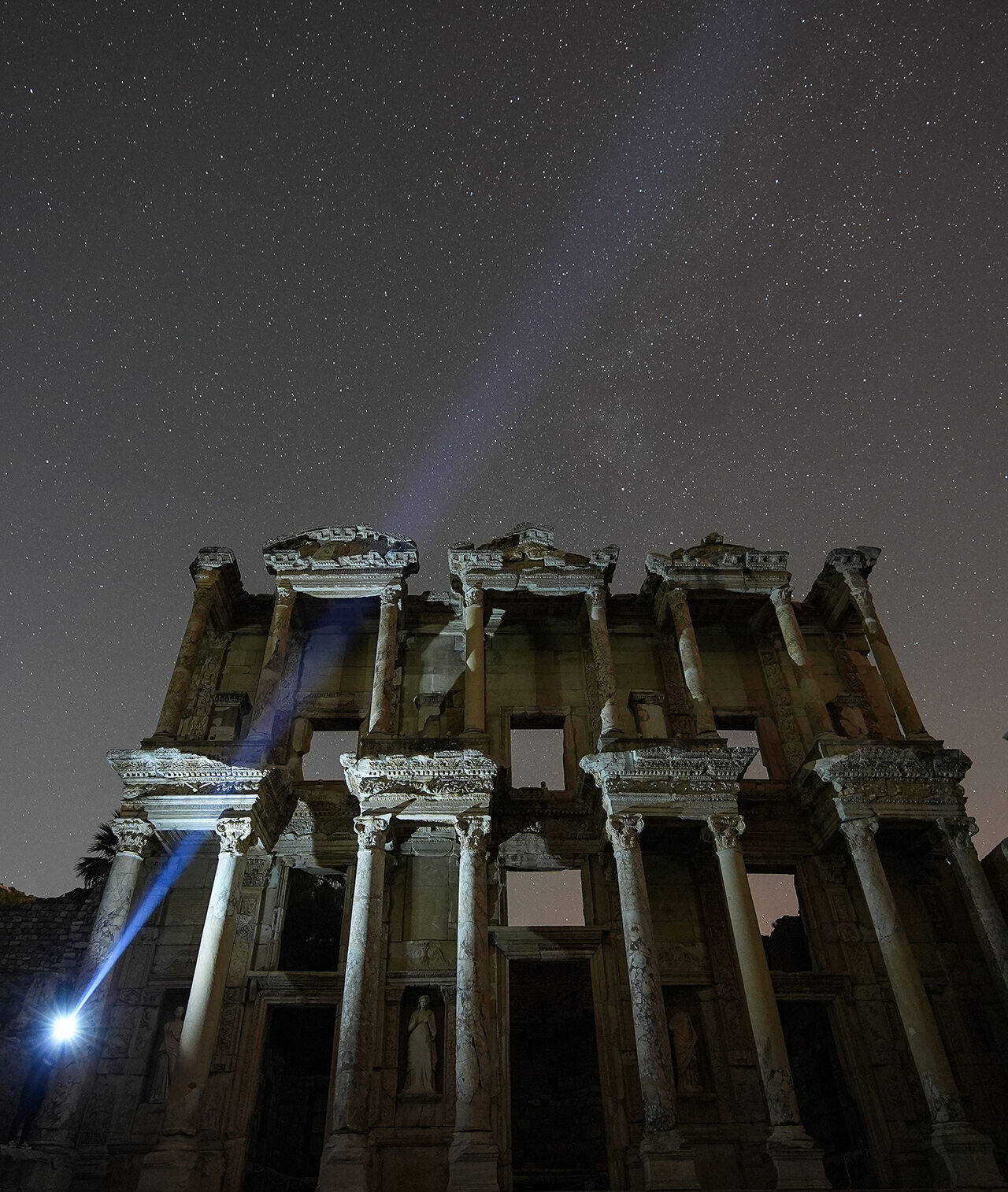 Turistler onu görebilmek için kilometrelerce yol gidiyor! Efes yıldızlarla buluştu, ünlü kütüphane hayran kaldı - 6. Resim