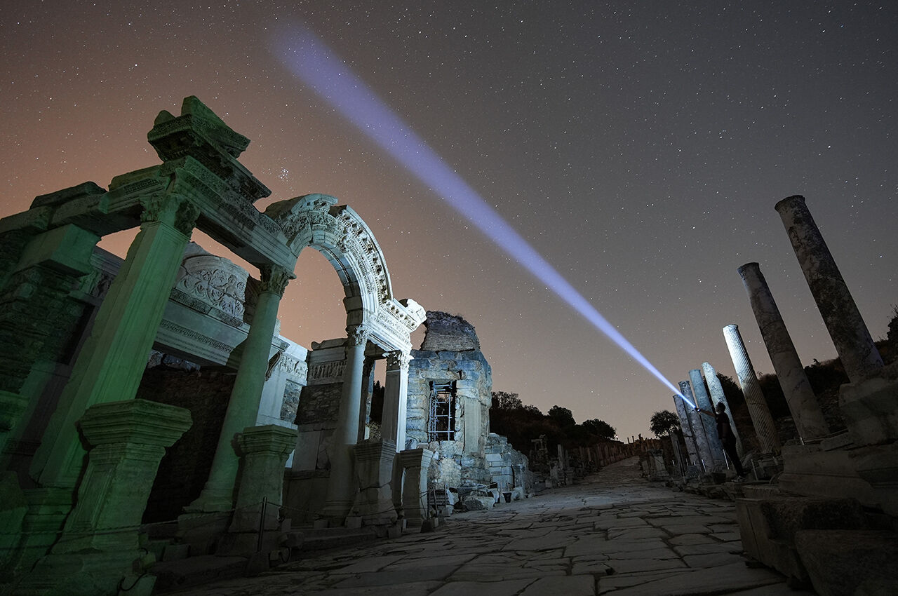 Turistler onu görebilmek için kilometrelerce yol gidiyor! Efes yıldızlarla buluştu, ünlü kütüphane hayran kaldı - 4. Resim