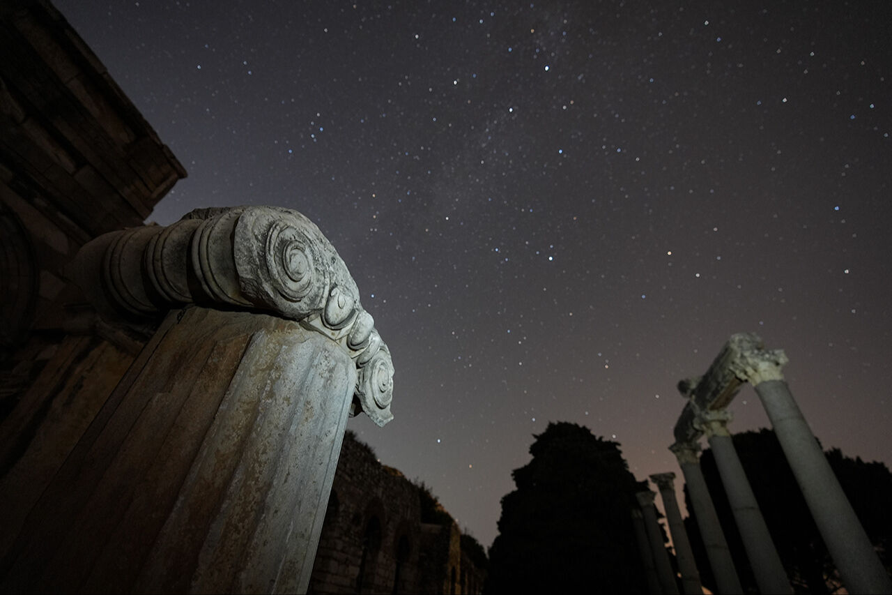 Turistler onu görebilmek için kilometrelerce yol gidiyor! Efes yıldızlarla buluştu, ünlü kütüphane hayran kaldı - 9. Resim