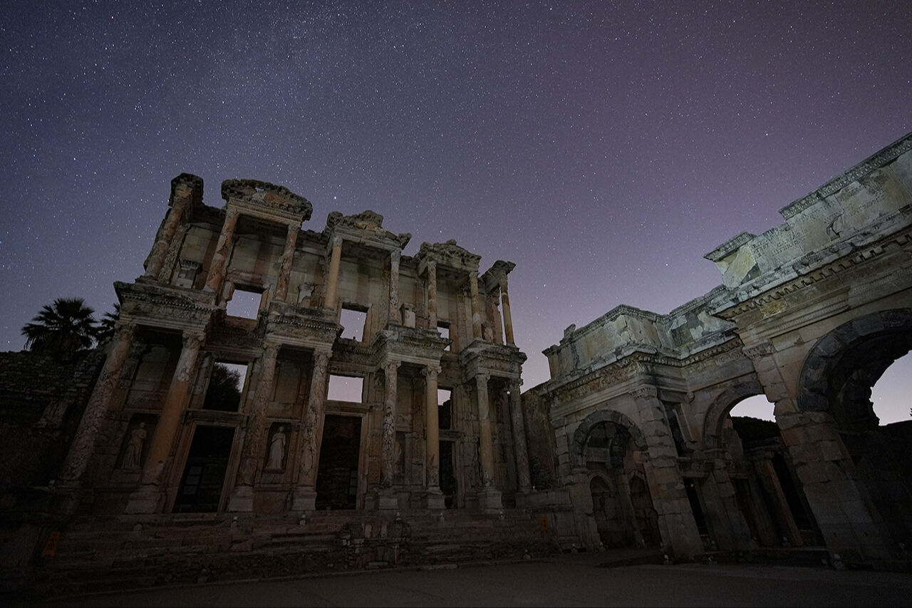 Turistler onu görebilmek için kilometrelerce yol gidiyor! Efes yıldızlarla buluştu, ünlü kütüphane hayran kaldı - 14. Resim