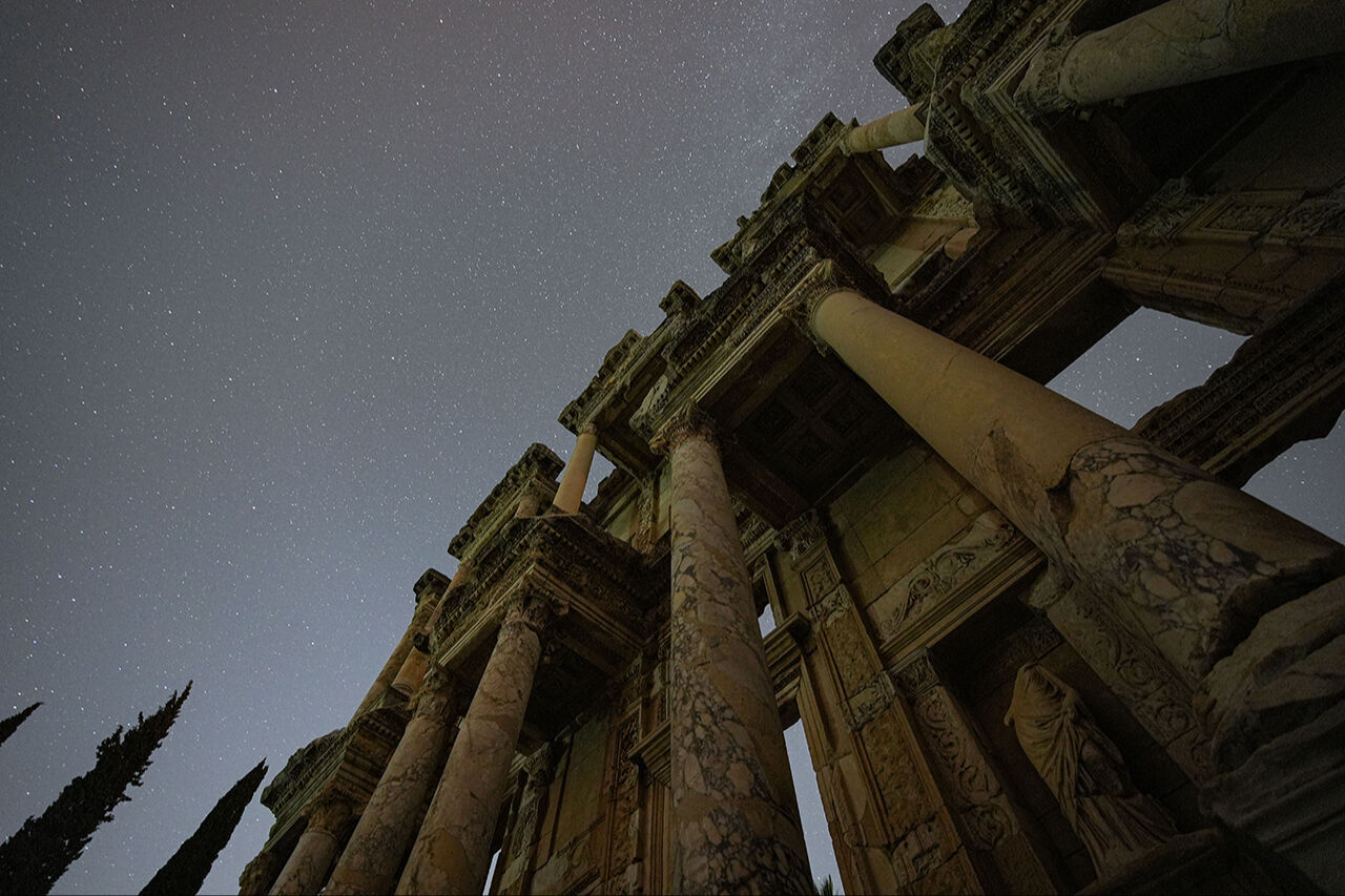 Turistler onu görebilmek için kilometrelerce yol gidiyor! Efes yıldızlarla buluştu, ünlü kütüphane hayran kaldı - 15. Resim