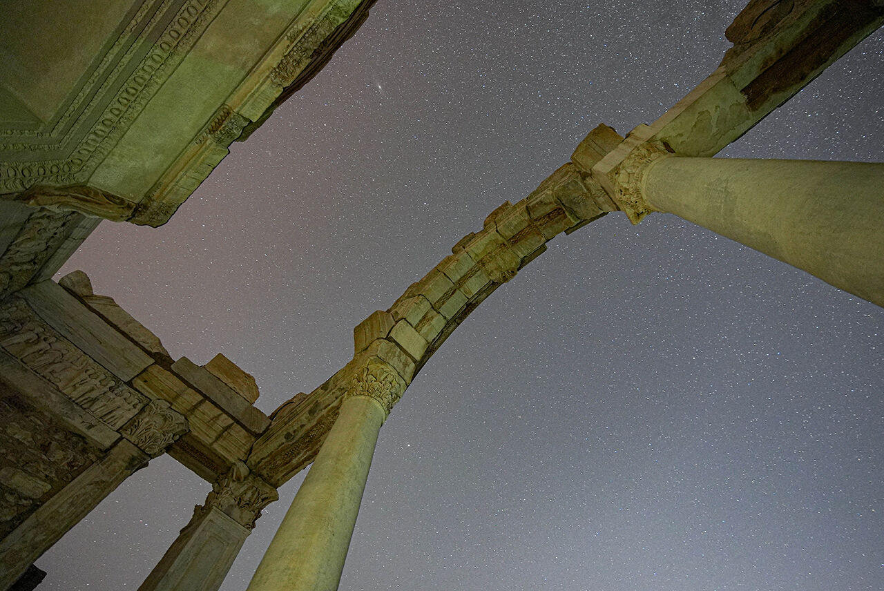 Turistler onu görebilmek için kilometrelerce yol gidiyor! Efes yıldızlarla buluştu, ünlü kütüphane hayran kaldı - 13. Resim
