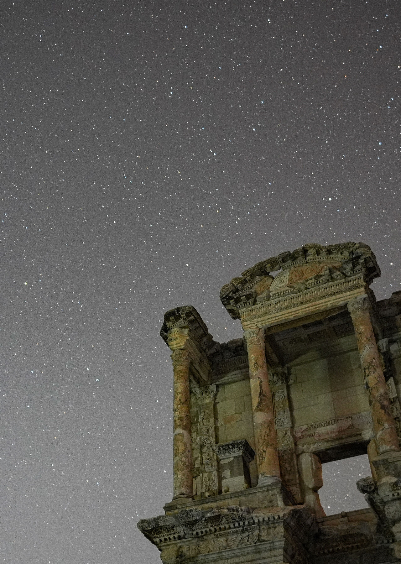 Turistler onu görebilmek için kilometrelerce yol gidiyor! Efes yıldızlarla buluştu, ünlü kütüphane hayran kaldı - 7. Resim