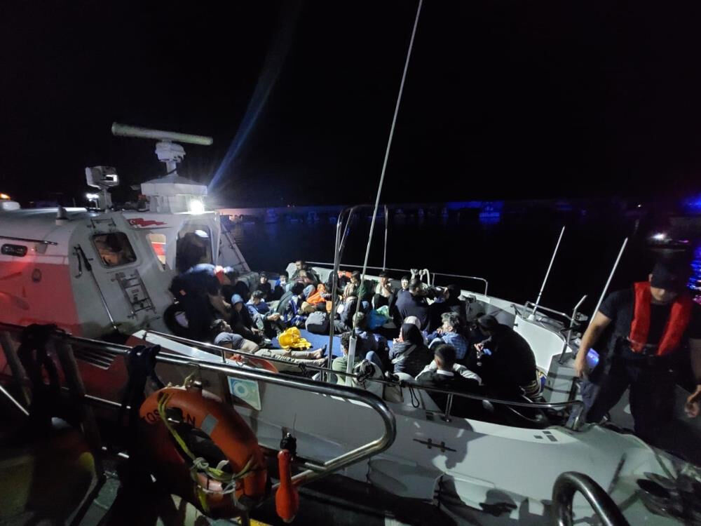 Umut yolculuğu son buldu! 25 göçmen ve 1 göçmen kaçakçısı yakalandı - 1. Resim