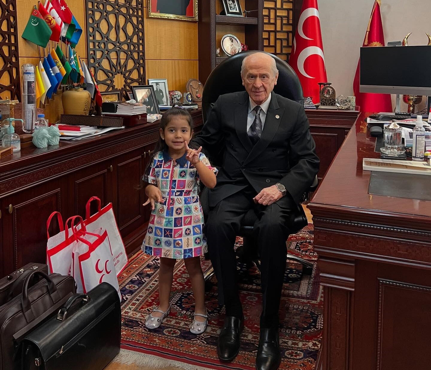 3 yaşındaki Hilal'in hayali şaşırttı: MHP lideri Bahçeli'yle yüz yüze! - 1. Resim