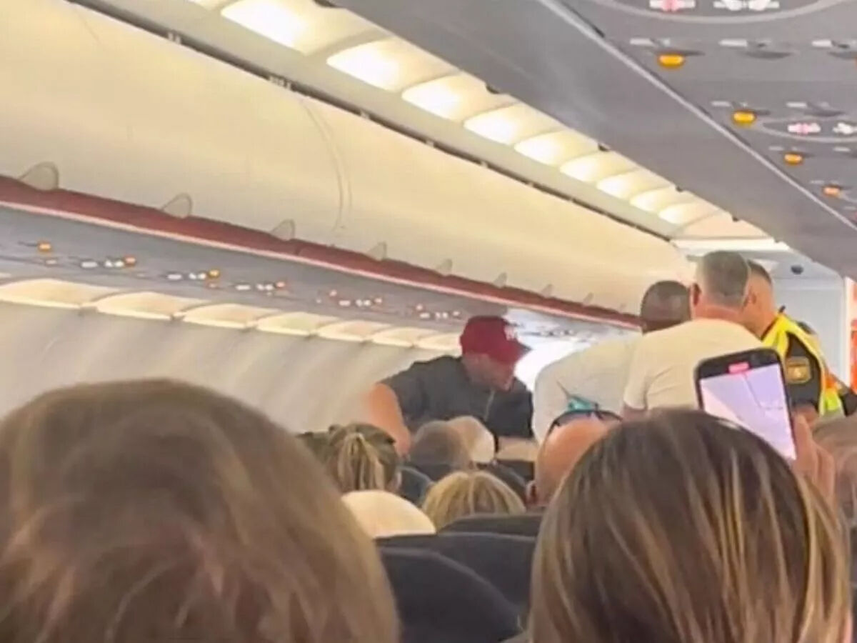 Akıllara durgunluk veren olay! Yolcu kokpiti bastı, uçak tur atıp geri döndü - 1. Resim