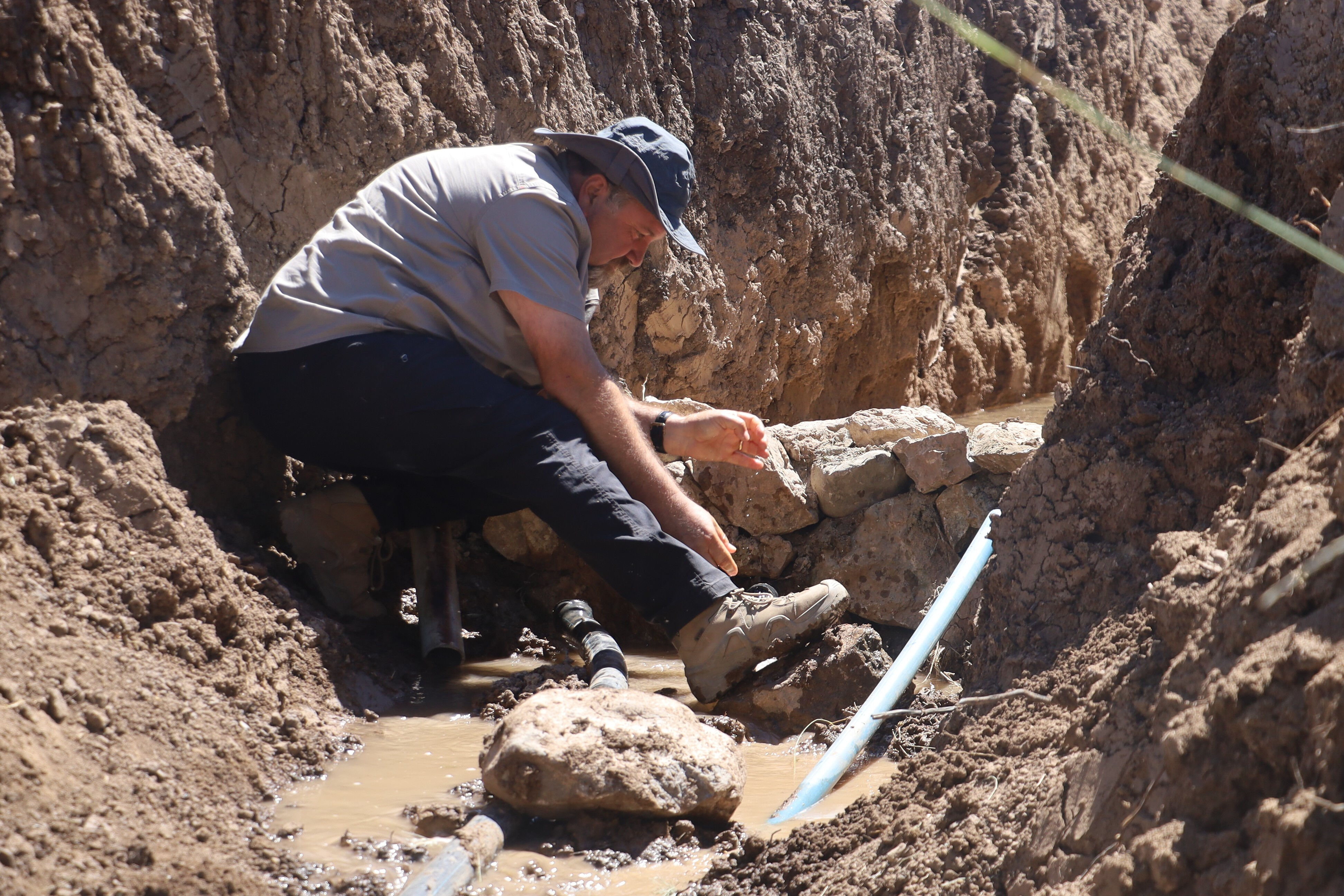 Aktif fay hattından 'hayat' fışkırdı, 'bu kadarını beklemiyordum' dedi! Yaptırdığı çeşmeye vefat eden kızının adını verdi - 1. Resim