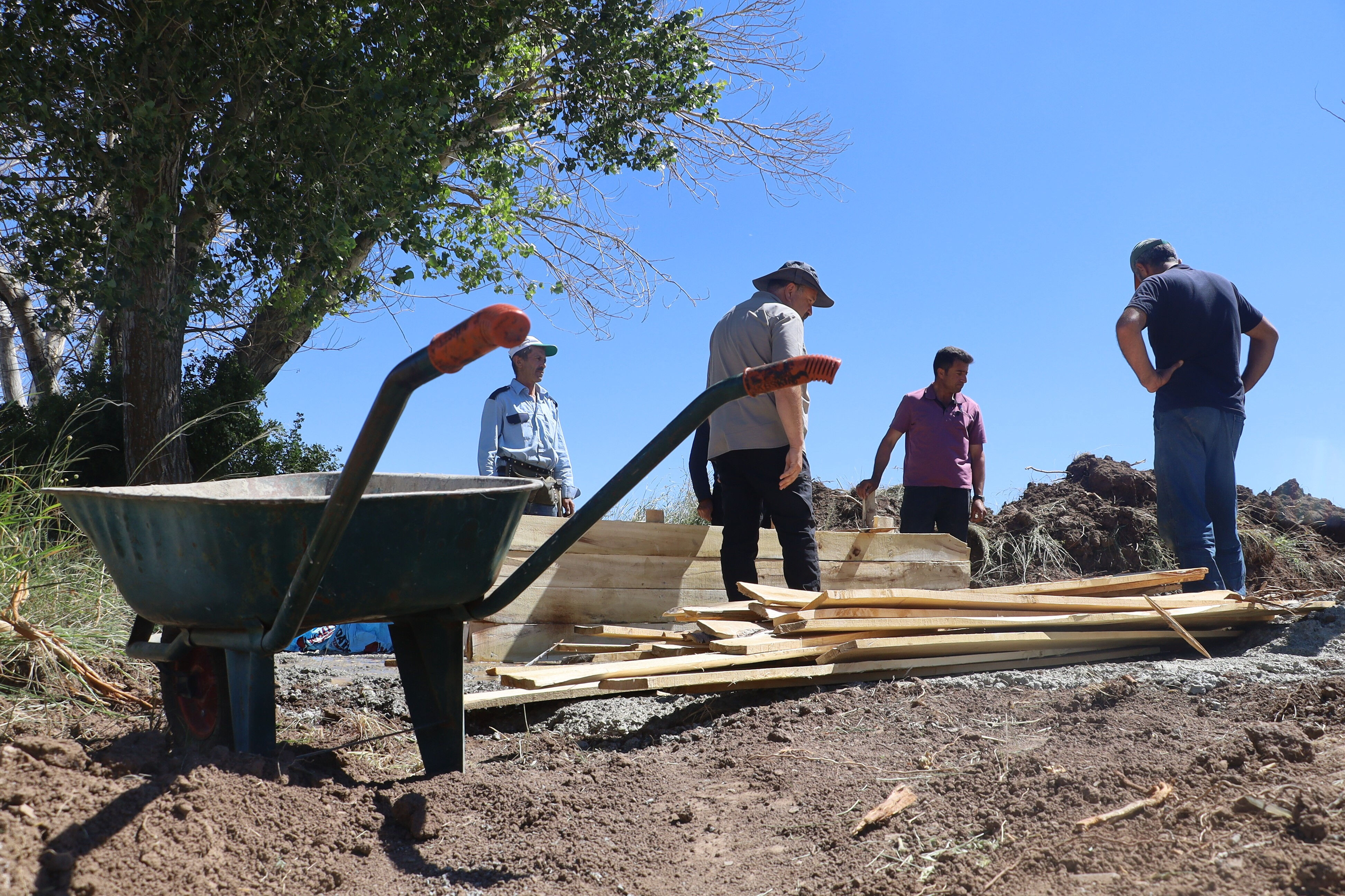 Aktif fay hattından 'hayat' fışkırdı, 'bu kadarını beklemiyordum' dedi! Yaptırdığı çeşmeye vefat eden kızının adını verdi - 2. Resim