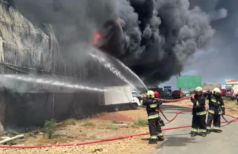 Azerbaycan'da korkutan yangın: Sederek ticaret merkezi alevlere teslim oldu - 2. Resim