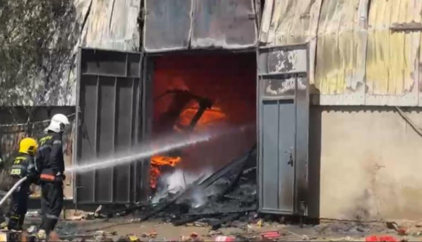 Azerbaycan'da korkutan yangın: Syadyaryak alışveriş merkezi alevlere teslim oldu - 1. Resim