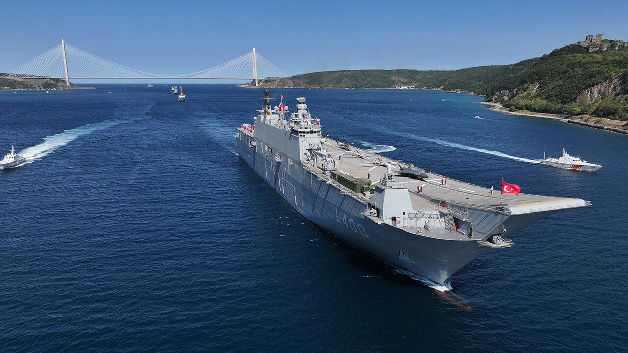 TEKNOFEST Mavi Vatan kapsamında İstanbul Boğazı’nda gerçekleştirilen geçit töreninde TCG Anadolu, TCG Savarona, TCG Oruçreis, TCG İstanbul, TCG Heybeliada, TCG Kalkan, TCG Alanya, TCG Sancaktar ve Hızırreis Yavuz Sultan Selim Köprüsü ile birlikte görüntülendi.