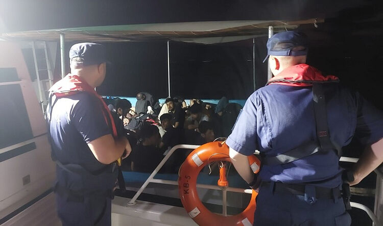 Çanakkale'nin iki ilçesinde 74 düzensiz göçmen yakalandı - 1. Resim