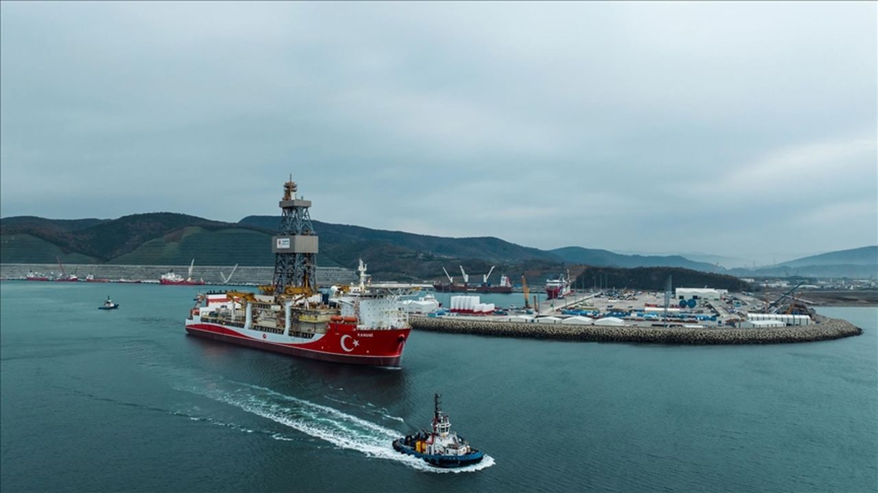 Karadeniz’e ikinci yüzer platform yolda Karadeniz’e ikinci yüzer platform yolda