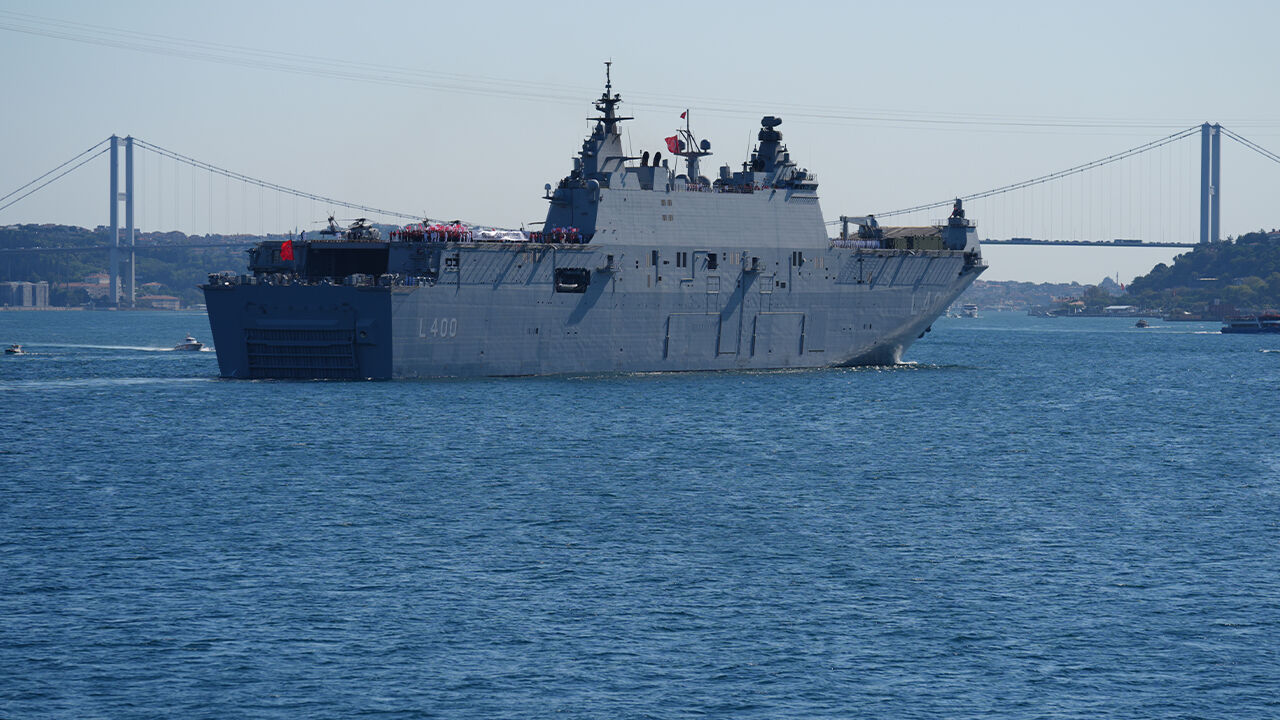 Mavi Vatan'da gurur geçidi! Cumhurbaşkanı Erdoğan donanmayı selamlıyor - 1. Resim