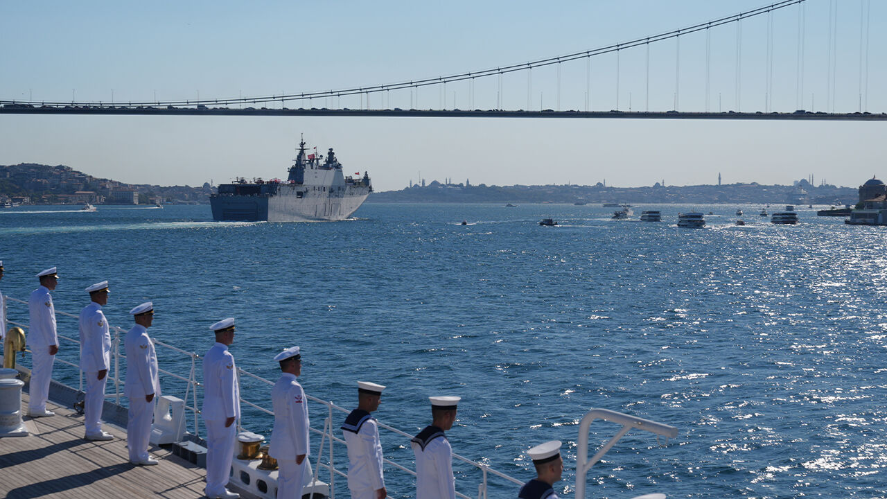 Mavi Vatan'da gurur geçidi! Cumhurbaşkanı Erdoğan donanmayı selamlıyor - 2. Resim