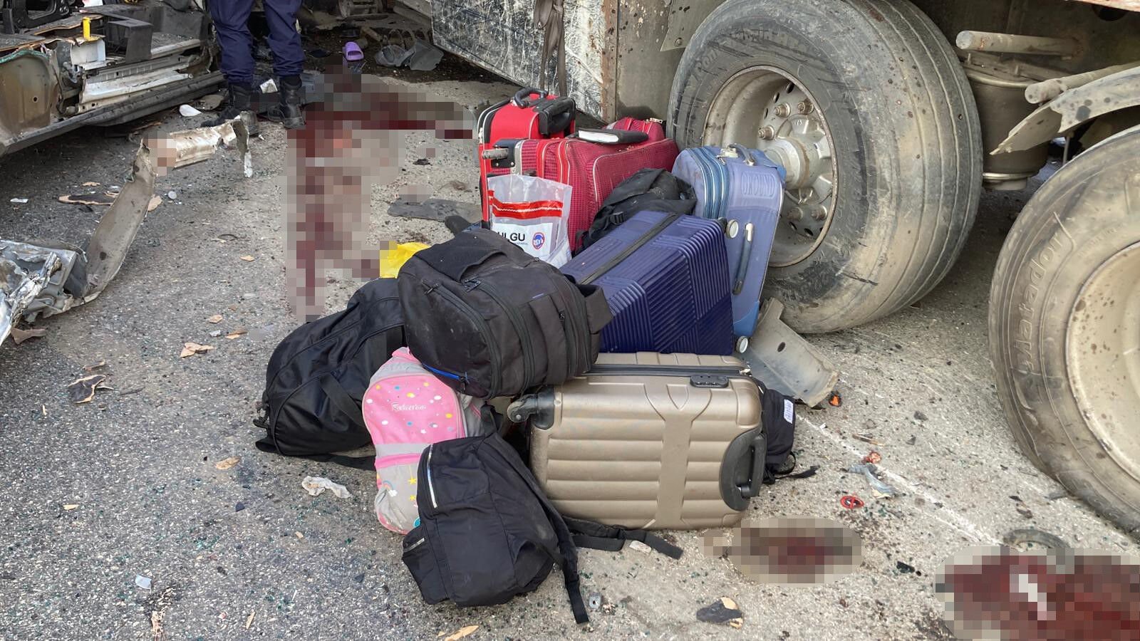 Mersin'de feci kaza! Yurt öğrencilerini taşıyan minibüs kaza yaptı: Ölü ve yaralılar var - 1. Resim