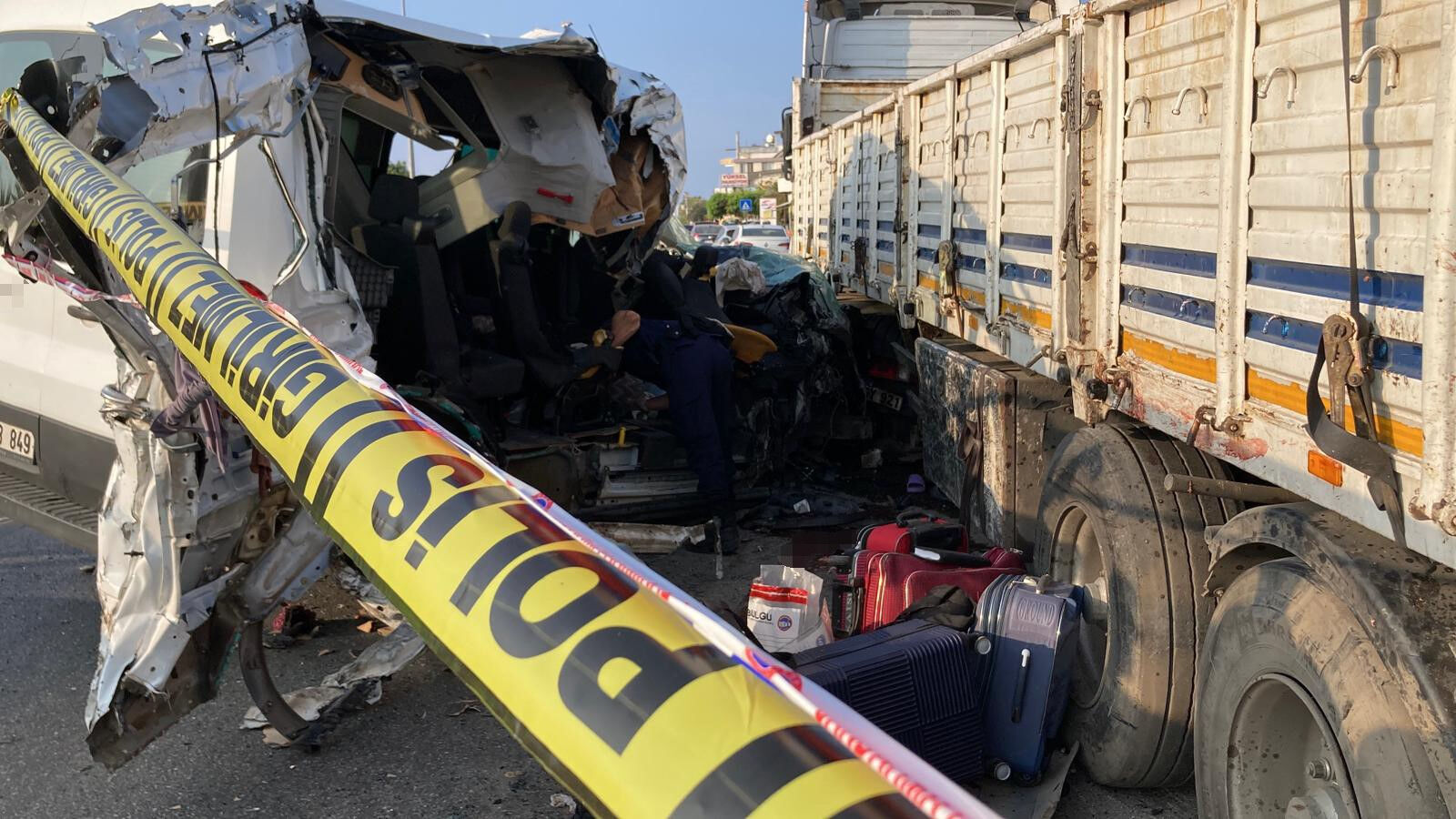 Mersin'de feci kaza! Yurt öğrencilerini taşıyan minibüs kaza yaptı: Ölü ve yaralılar var - 2. Resim