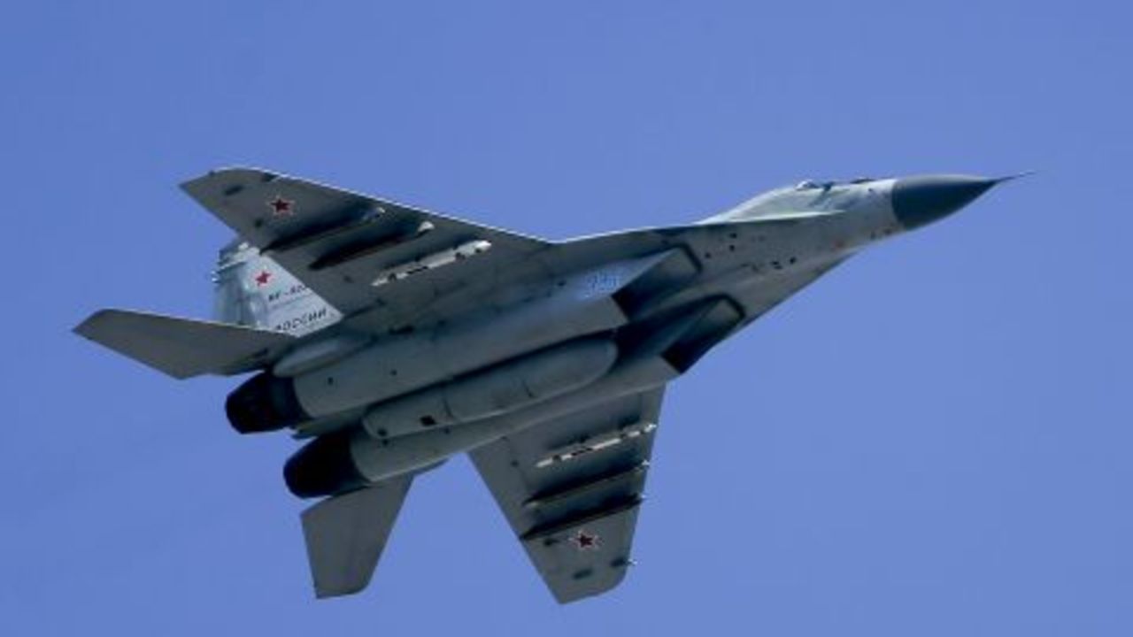 Rus savaş uçağı Ermenistan’da çite çarptı! Rus savaş uçağı Ermenistan’da çite çarptı!