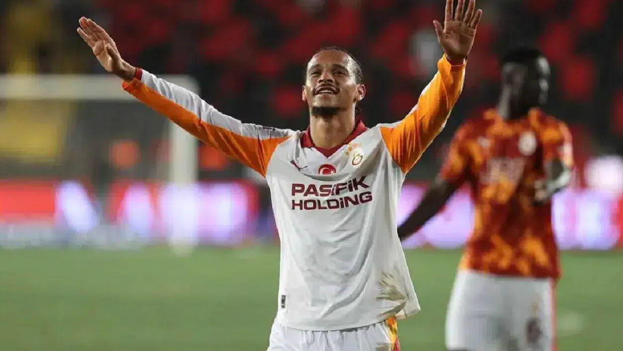 Sane neden uzun kollu forma giyiyor, kolunda yara izi mi var? - 2. Resim