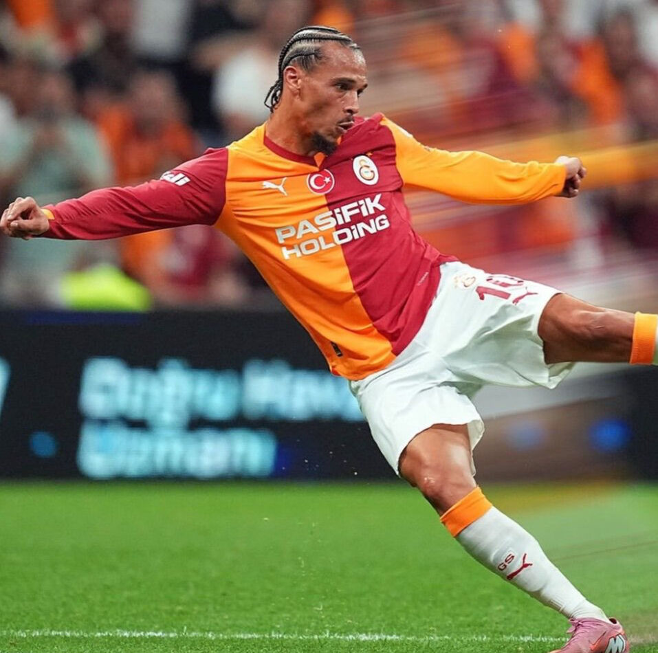 Sane neden uzun kollu forma giyiyor, kolunda yara izi mi var? - 1. Resim