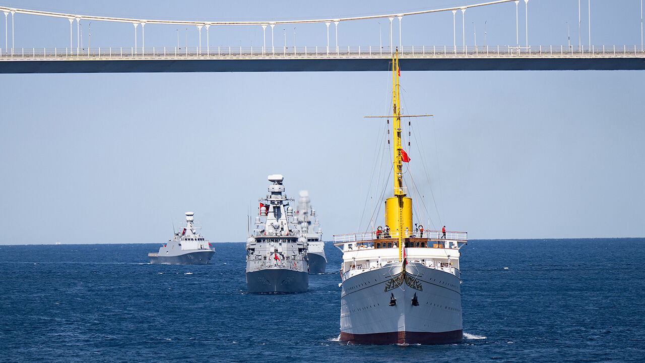 Gazi Atatürk'ün manevi mirası Savarona yatı, TCG Anadolu ve 7 gemiyle birlikte İstanbul Boğazı'nı selamladı.