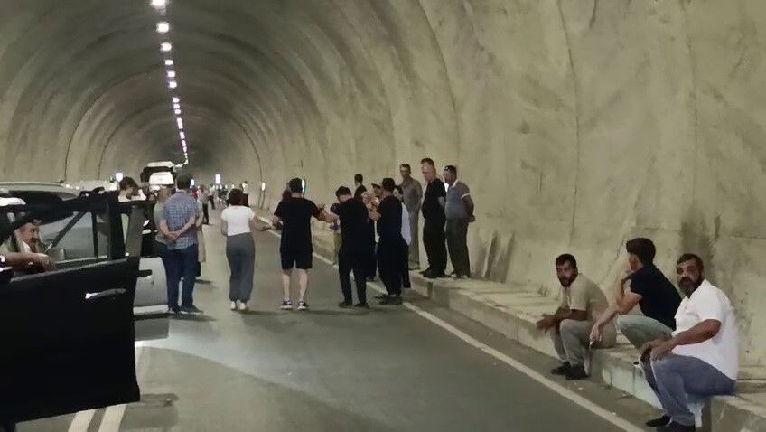 Uluslararası yol 1 saat kapatılıp 15 dakika a&ccedil;ılıyor! Erzurum-Artvin karayolunda vatandaş isyan etti - 2. Resim