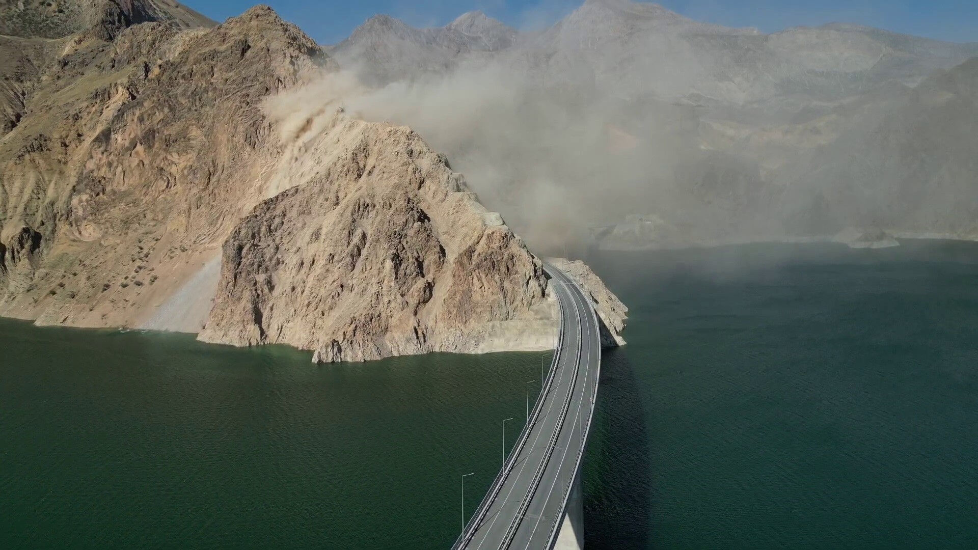 Uluslararası yol 1 saat kapatılıp 15 dakika a&ccedil;ılıyor! Erzurum-Artvin karayolunda vatandaş isyan etti - 1. Resim