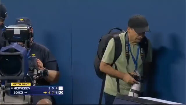 Amerika A&ccedil;ık'ta kaos anları! Fotoğraf&ccedil;ı korta daldı, Daniil Medvedev b&ouml;yle &ccedil;ıldırdı - 2. Resim