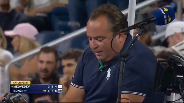 Amerika A&ccedil;ık'ta kaos anları! Fotoğraf&ccedil;ı korta daldı, Daniil Medvedev b&ouml;yle &ccedil;ıldırdı - 3. Resim