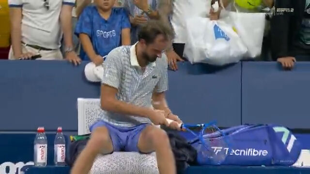 Amerika A&ccedil;ık'ta kaos anları! Fotoğraf&ccedil;ı korta daldı, Daniil Medvedev b&ouml;yle &ccedil;ıldırdı - 4. Resim