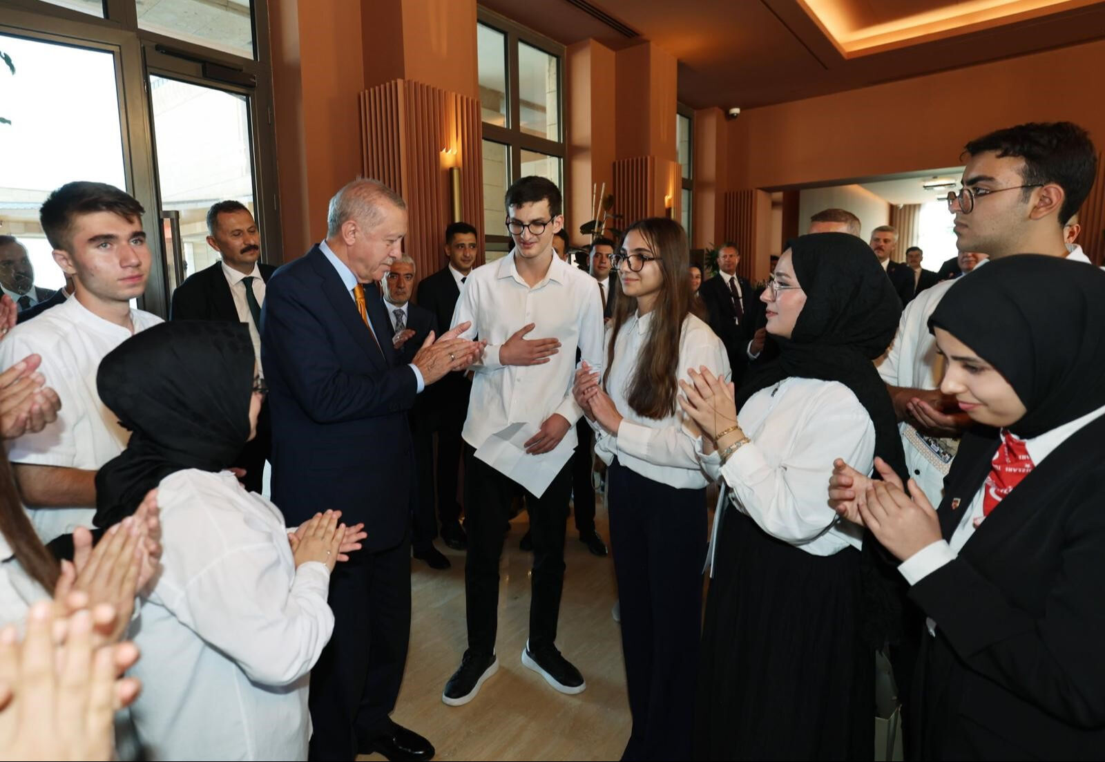 Cumhurbaşkanı Erdoğan, Ahlat'ta öğrencilerle buluştu - 1. Resim